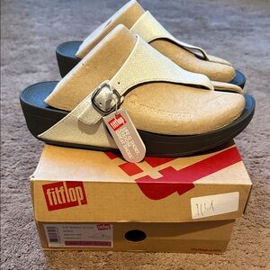 NEW 10 FitFlop Cream and Black Slide Sandals